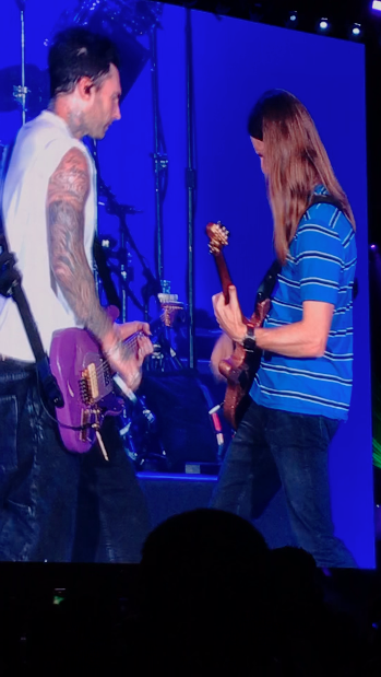 แฟนๆ ซูฮก!! ‘Adam Levine’ ท็อปฟอร์มในโชว์ Maroon 5 ครั้งที่ 6 ในไทย แฟนๆ ซูฮก!! ‘Adam Levine’ ท็อปฟอร์มในโชว์ Maroon 5 ครั้งที่ 6 ในไทย