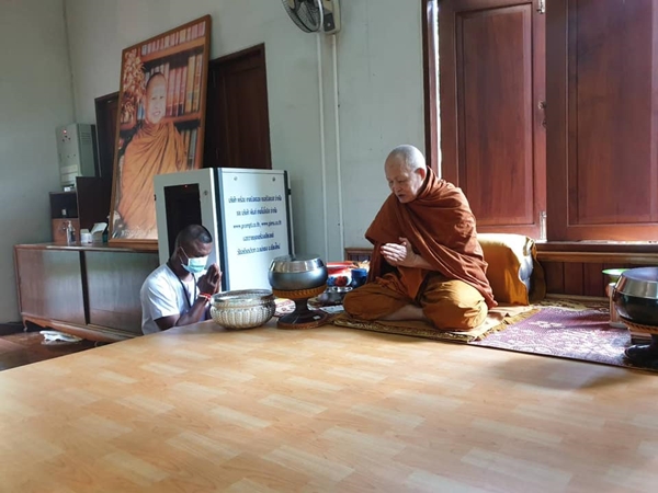 บัวขาว ปฏิบัติธรรมในวันเกิด