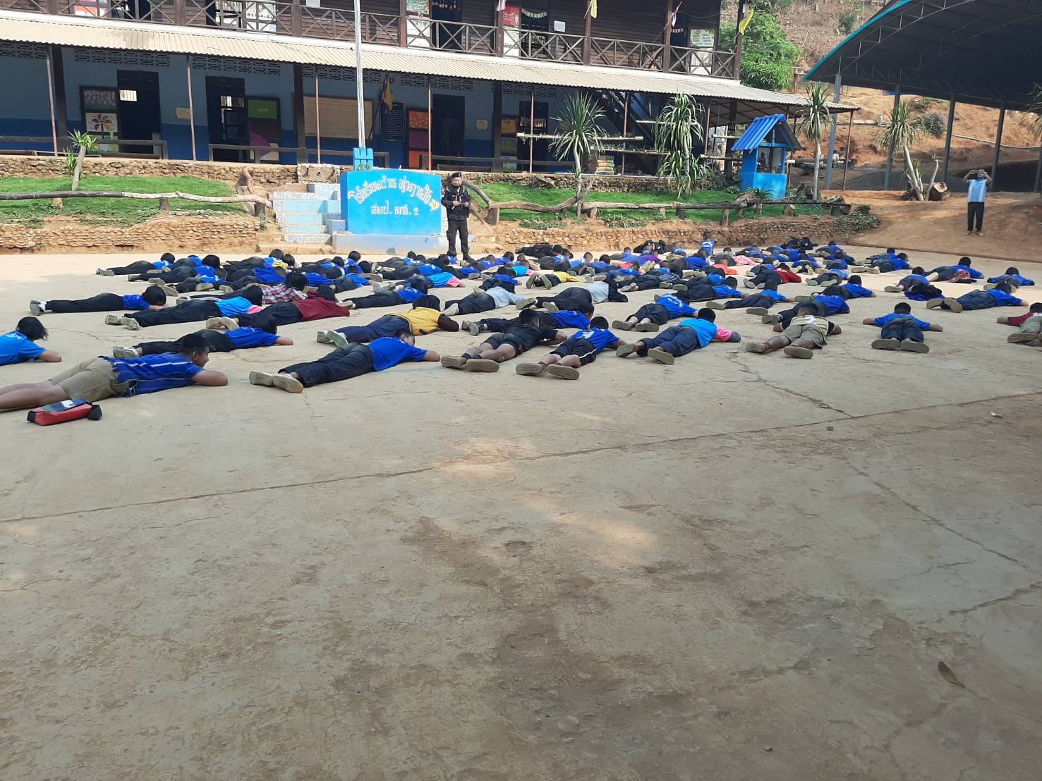 รร.บ้านท่าตาฝั่งซ้อมอพยพหลบปืนใหญ่ หากประเทศเพื่อนบ้านรบกัน รร.บ้านท่าตาฝั่งซ้อมอพยพหลบปืนใหญ่ หากประเทศเพื่อนบ้านรบกัน