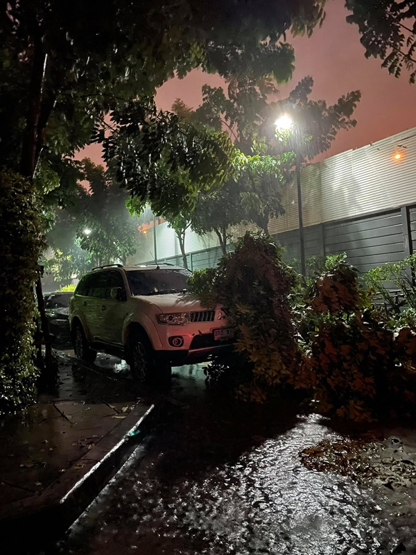 ระทึก!! โก้ ธีรศักดิ์ - บูม สุภาพร เจอฝนถล่ม บ้าน - รถ เสียหาย ระทึก!! โก้ ธีรศักดิ์ - บูม สุภาพร เจอฝนถล่ม บ้าน - รถ เสียหาย