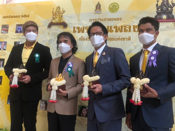 ตื้นตันจนต้องกลั้นน้ำตา ครูสลา เผยนาที พี่เบิร์ด คุกเข่ามอบพวงมาลัย