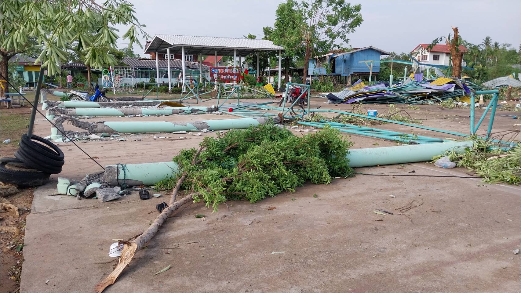 พายุงวงช้าง พัดโดมโรงเรียนถล่ม ล่าสุดเสียชีวิตแล้ว 7 ราย 