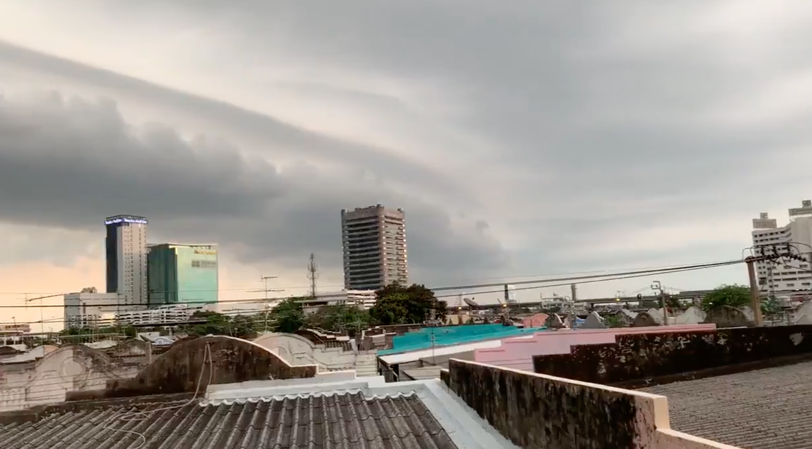 ชาวทวีตแชร์ภาพ “คลื่นเมฆ ก่อตัวเป็นแถบก่อนฝนถล่มกทม.