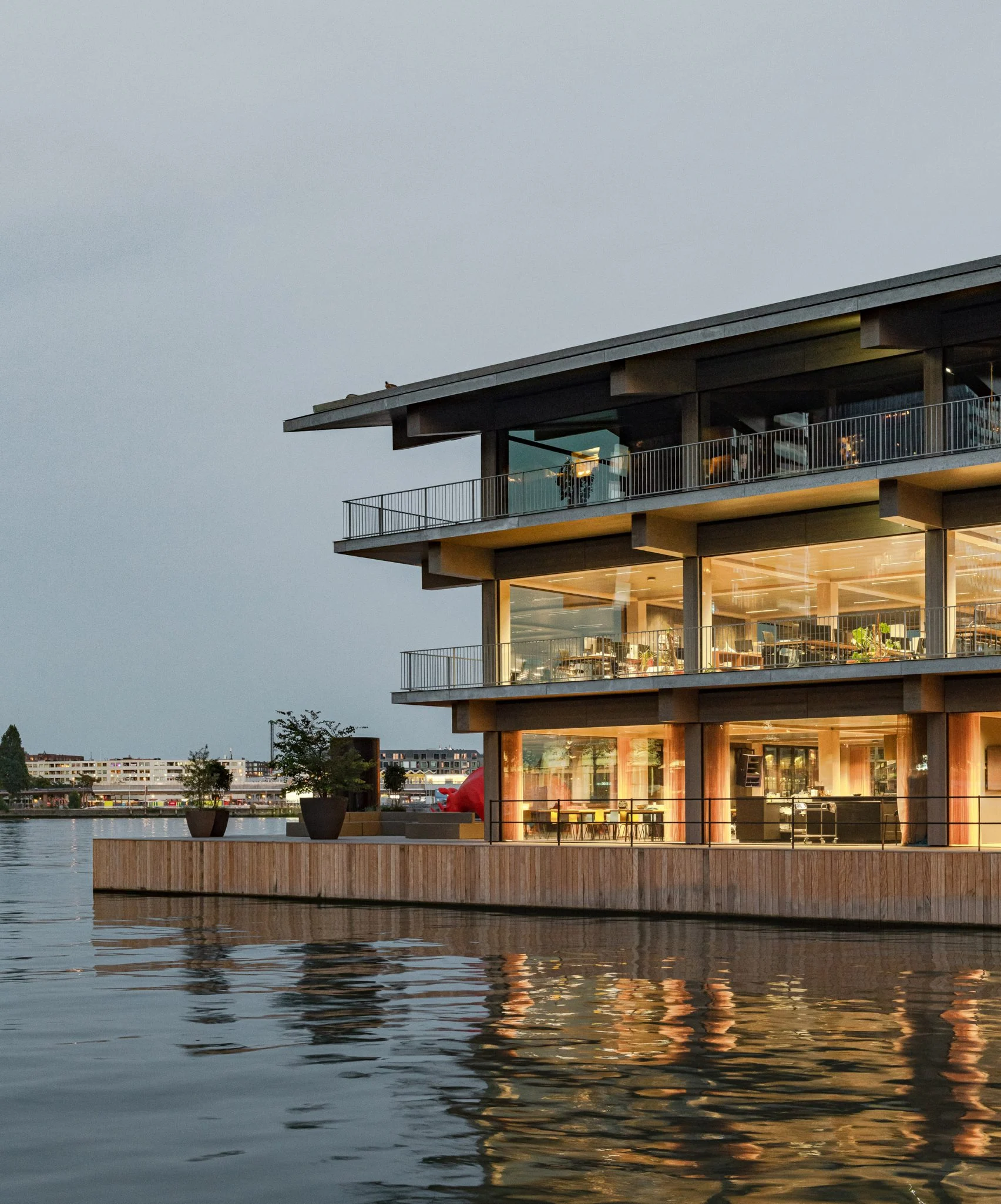 ออฟฟิศติดแม่น้ำหลบไป ! ชมออฟฟิศลอยน้ำได้ในเนเธอร์แลนด์