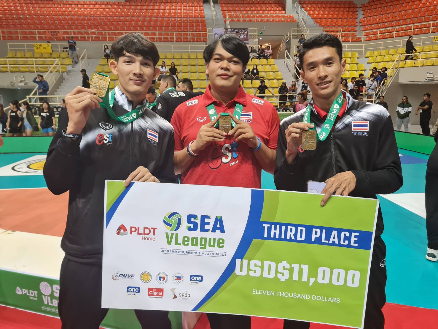 'โค้ชเอ็มม่า' พร้อม2ลูกทีมซีวีลีกร่วมให้ความรู้+ทักษะลูกยาง ที่ 'มกช.กรุงเทพ' 'โค้ชเอ็มม่า' พร้อม2ลูกทีมซีวีลีกร่วมให้ความรู้+ทักษะลูกยาง ที่ 'มกช.กรุงเทพ'