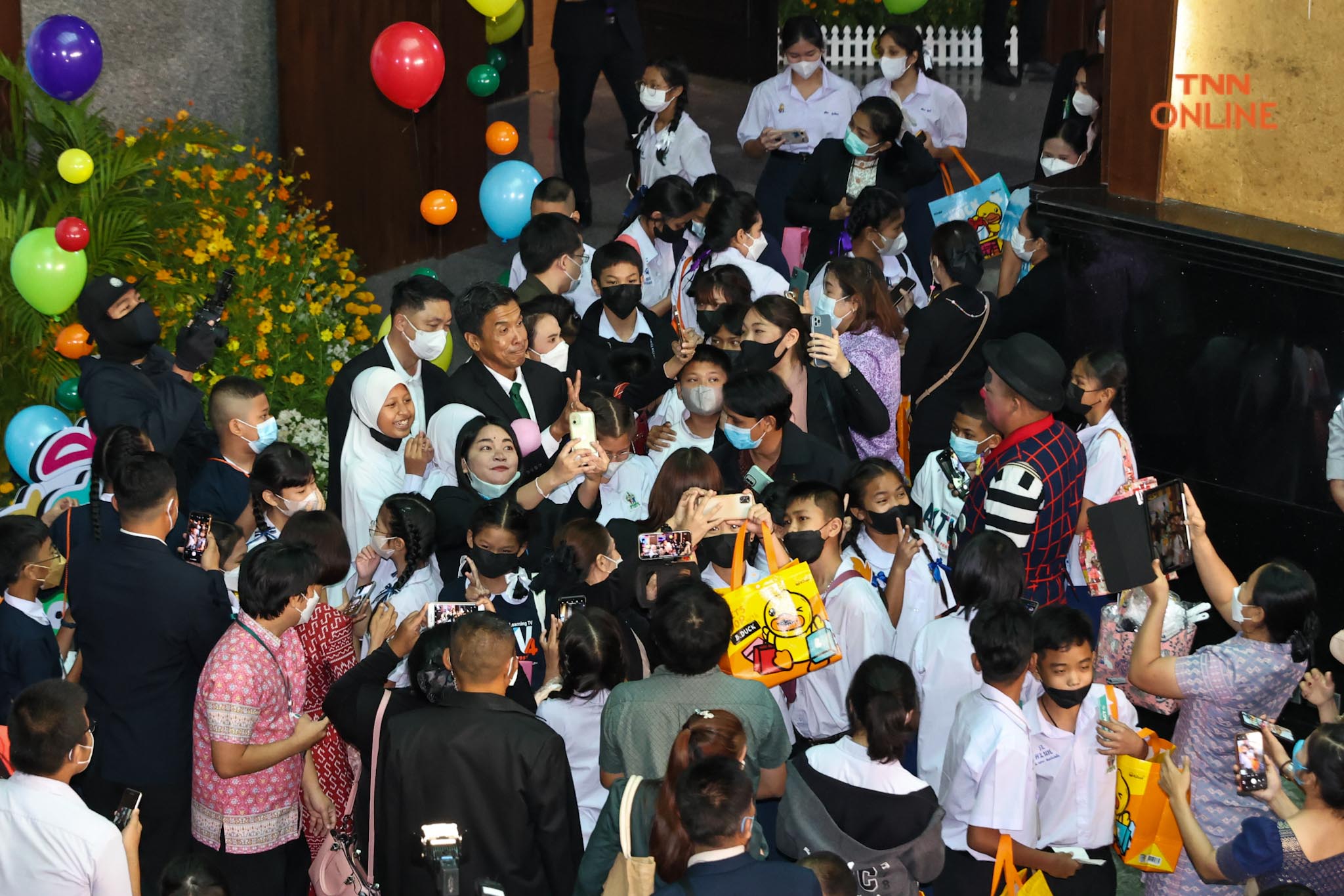 ชัชชาติเปิดห้องทำงาน ให้เด็กชมพร้อมนั่งถ่ายรูปช่วงวันเด็กแห่งชาติ ชัชชาติเปิดห้องทำงาน ให้เด็กชมพร้อมนั่งถ่ายรูปช่วงวันเด็กแห่งชาติ