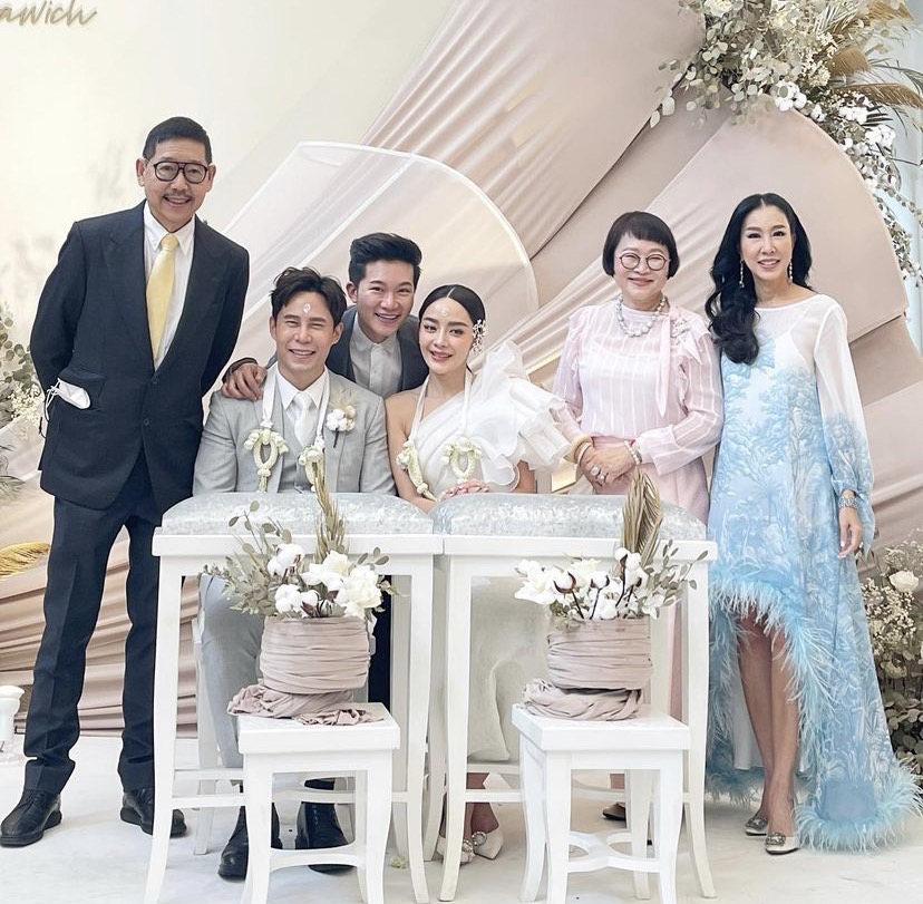 บรรยากาศสุดชื่นมื่น ปุยฝ้าย ควง ตาม เข้าพิธีหมั้น ครอบครัว-เพื่อนแห่ยินดี