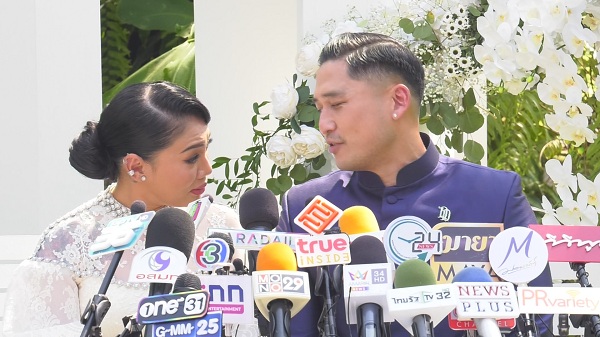 ดา -เดนนิส ควงคู่ เข้าพิธีหมั้นสุดอบอุ่น   (มีคลิป)