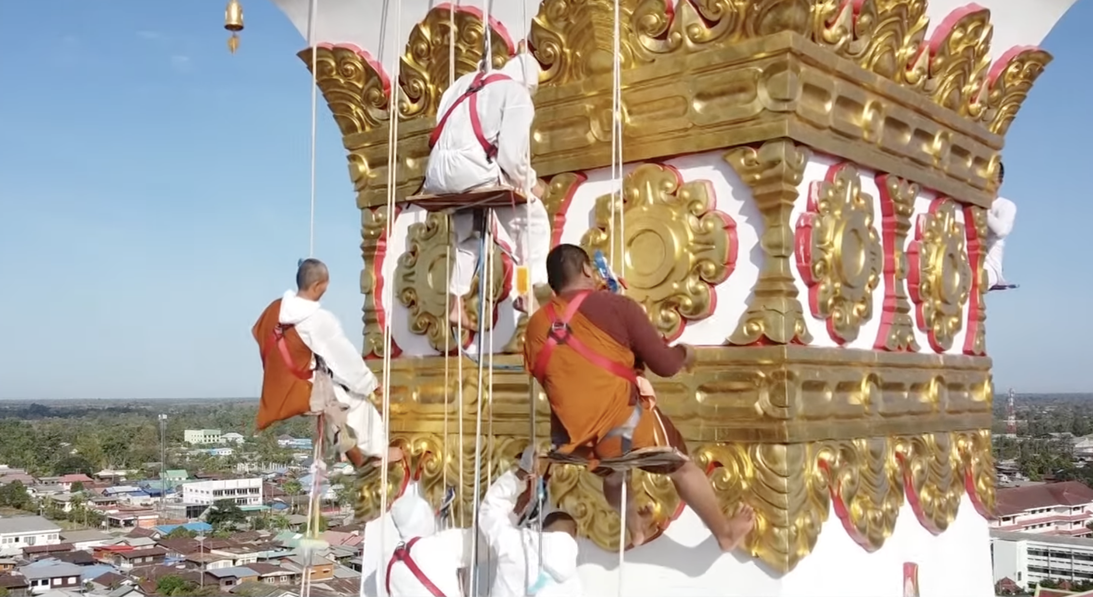 พลังศรัทธา พระโยมโหนสลิงสรงน้ำล้างพระธาตุพนม