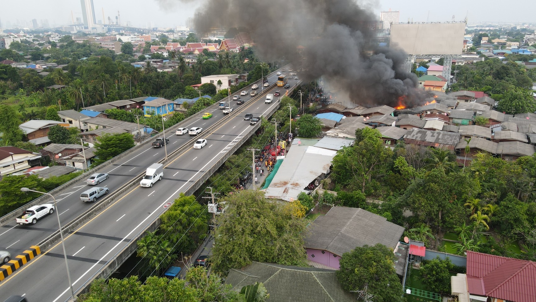 ด่วน! ไฟไหม้บ้านปชช. ภายในซอยสุขสวัสดิ์ 38 จนท.เร่งคุมเพลิง ด่วน! ไฟไหม้บ้านปชช. ภายในซอยสุขสวัสดิ์ 38 จนท.เร่งคุมเพลิง