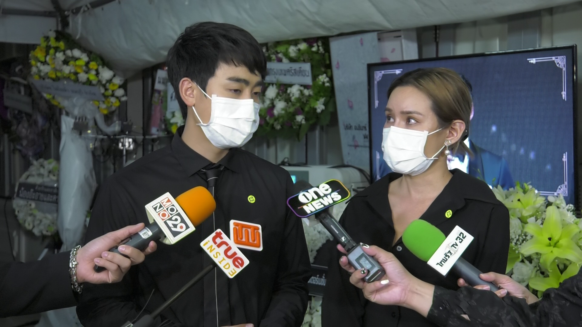 หญิง รฐา - ฮัท จิรวิชญ์ ร่วมขับร้องเพลงเพื่อไว้อาลัย หม่อมน้อย หญิง รฐา - ฮัท จิรวิชญ์ ร่วมขับร้องเพลงเพื่อไว้อาลัย หม่อมน้อย