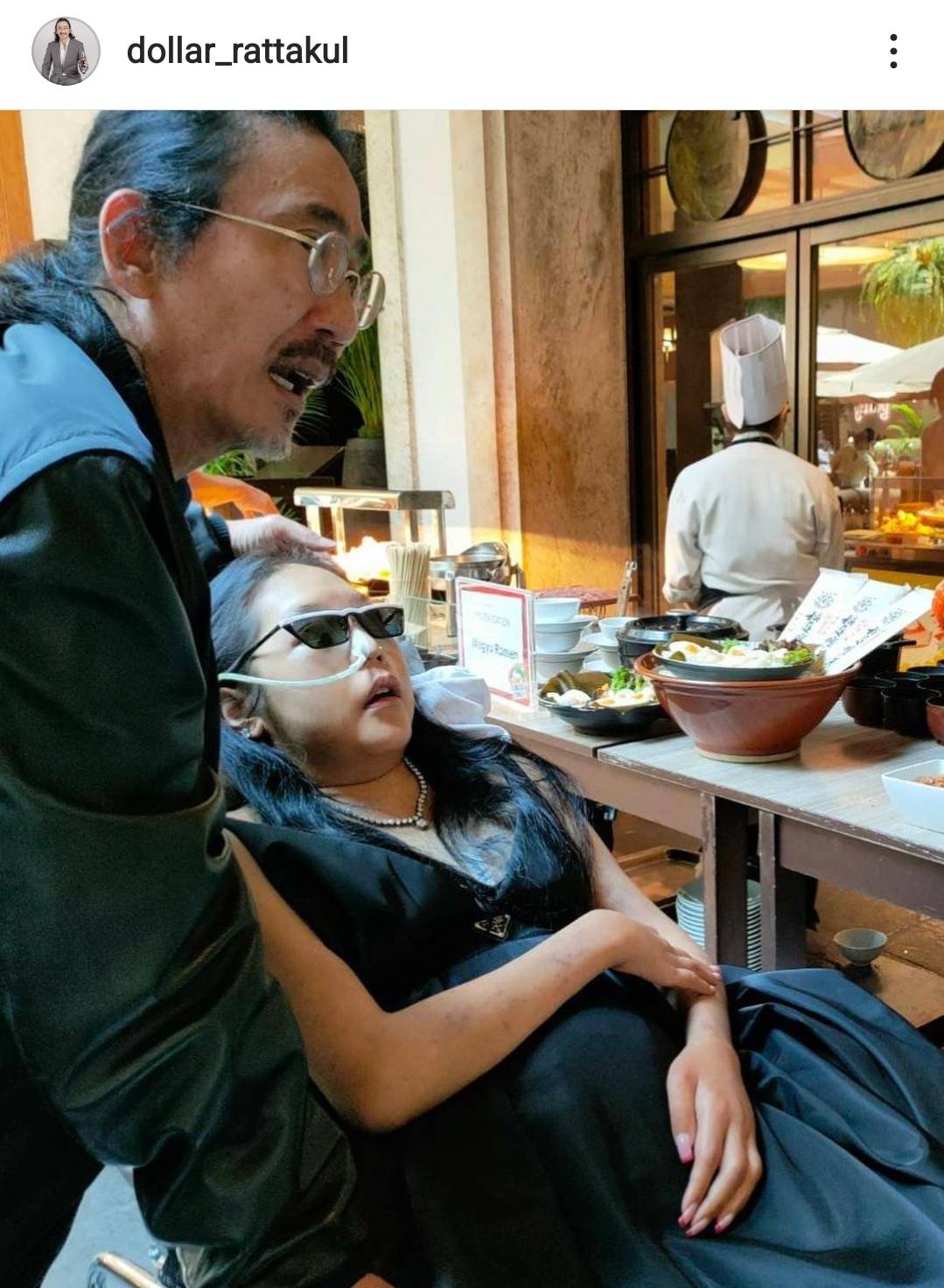 เสธ.ดอลลาร์ เผยโมเมนต์สุดอบอุ่น พา คุณหญิงแมงมุม ไปทานข้าวนอกบ้าน เสธ.ดอลลาร์ เผยโมเมนต์สุดอบอุ่น พา คุณหญิงแมงมุม ไปทานข้าวนอกบ้าน