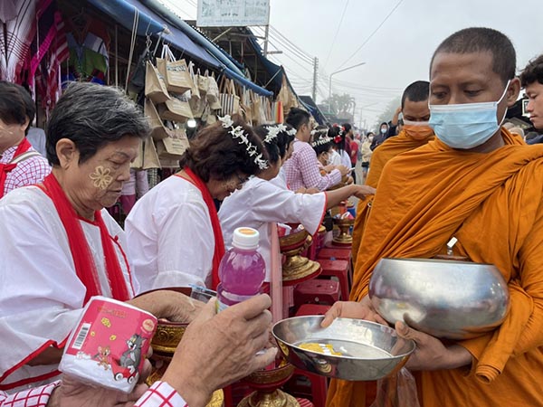 เปิดภาพนทท.เต็มสะพานไม้สังขละบุรี คาดเงินสะพัด 10 ล้าน เปิดภาพนทท.เต็มสะพานไม้สังขละบุรี คาดเงินสะพัด 10 ล้าน