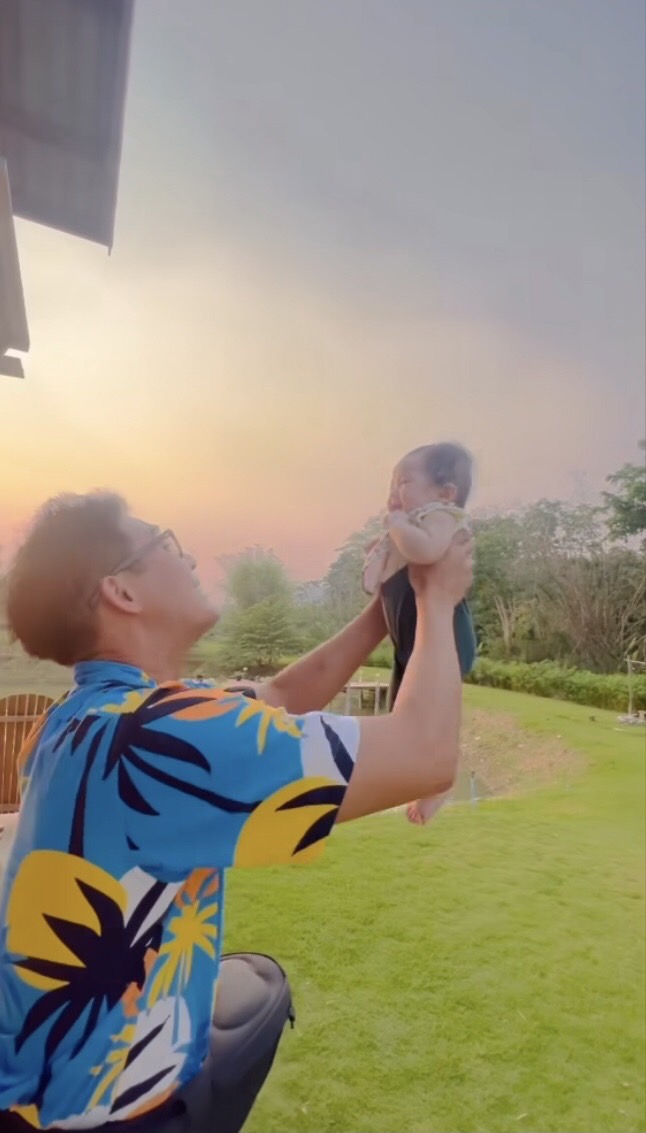 โมเมนต์สุดน่ารักเวียร์ ศุกลวัฒน์ กับลูกสาว น้องวิริน ในบ้านสวน โมเมนต์สุดน่ารักเวียร์ ศุกลวัฒน์ กับลูกสาว น้องวิริน ในบ้านสวน