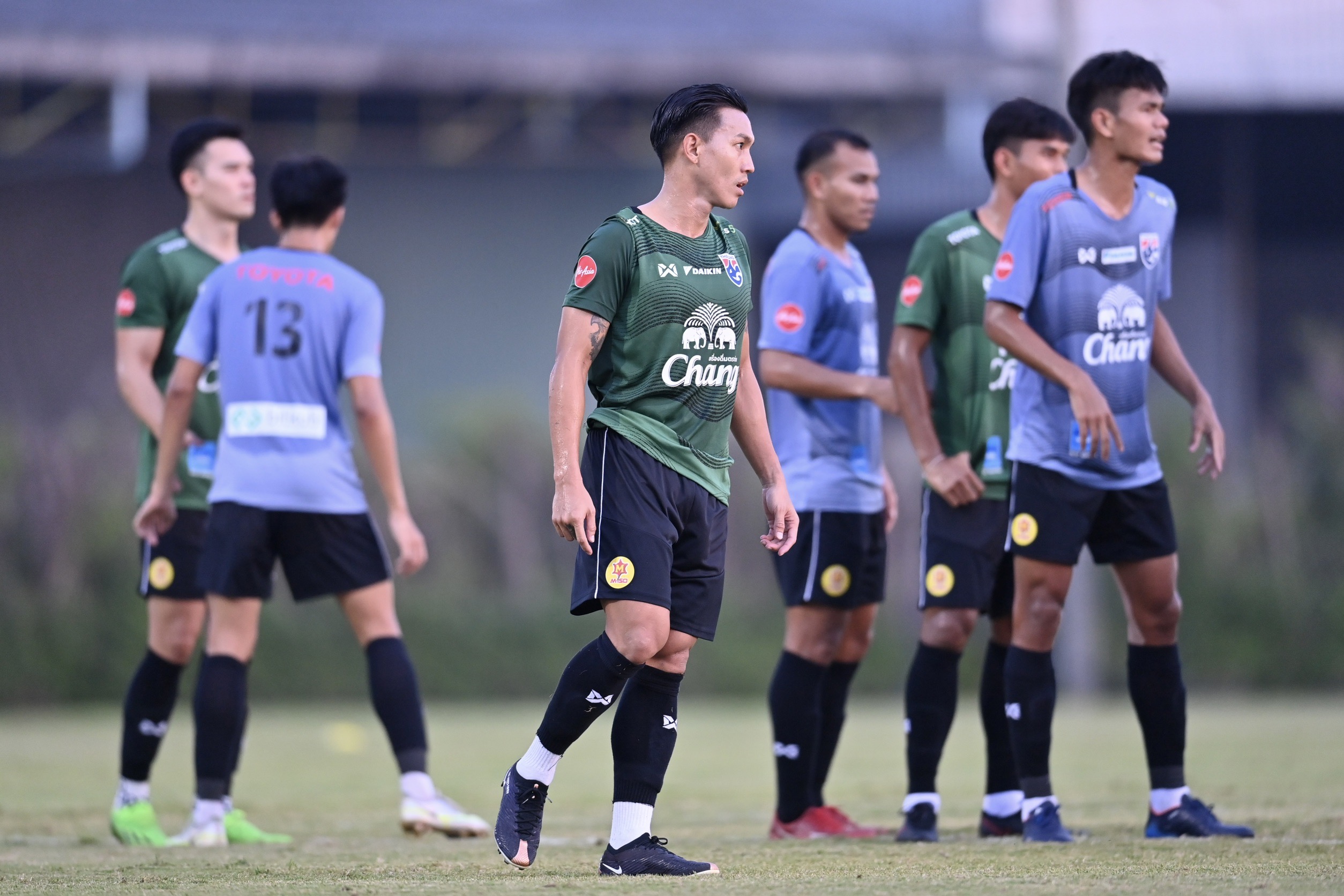 ประมวลภาพ 'ลีซอ ธีรเทพ' เข้าฝึกซ้อมกับทีมชาติไทยเตรียมเล่นนัดอำลา 14 ธ.ค. นี้