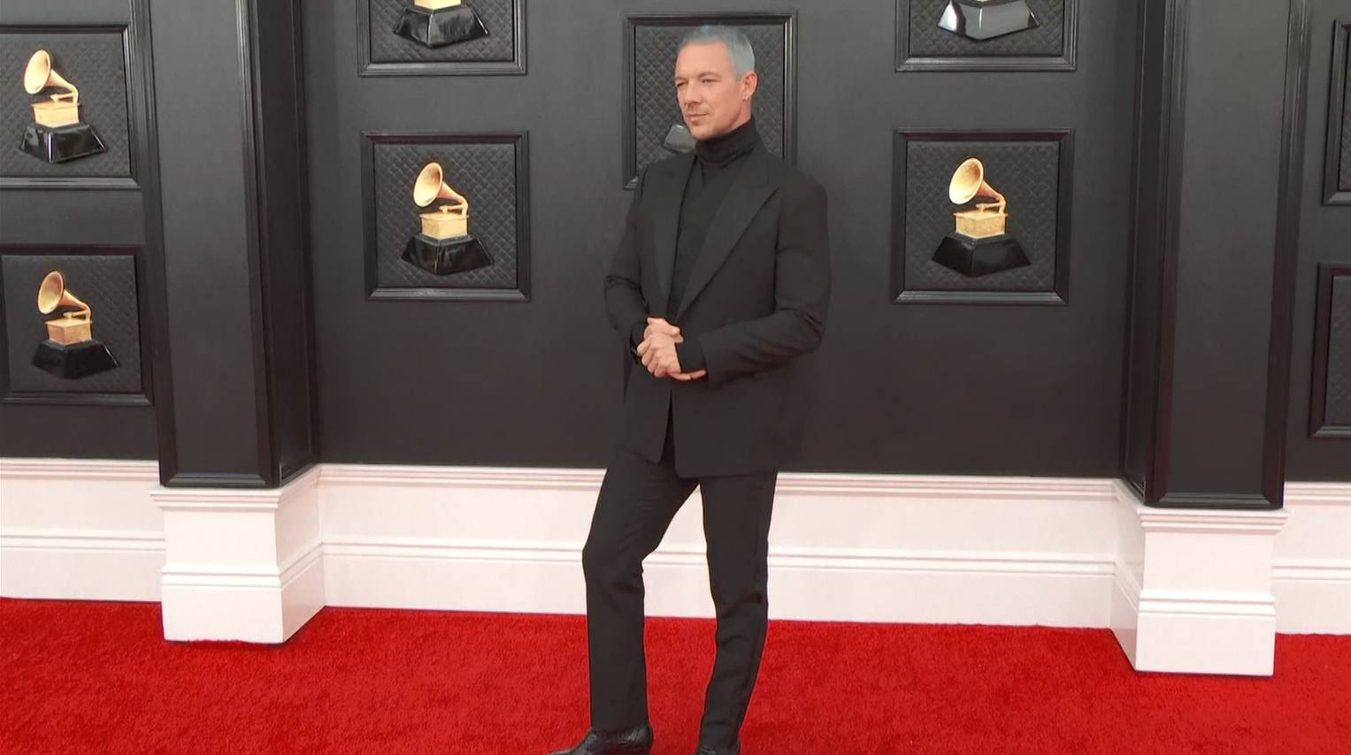 บิลลี ไอลิช, โอลิเวีย รอดริโก และ ดัว ลิปา นำทีมศิลปินเฉิดฉายบนพรมแดงงาน Grammy Awards ครั้งที่ 64