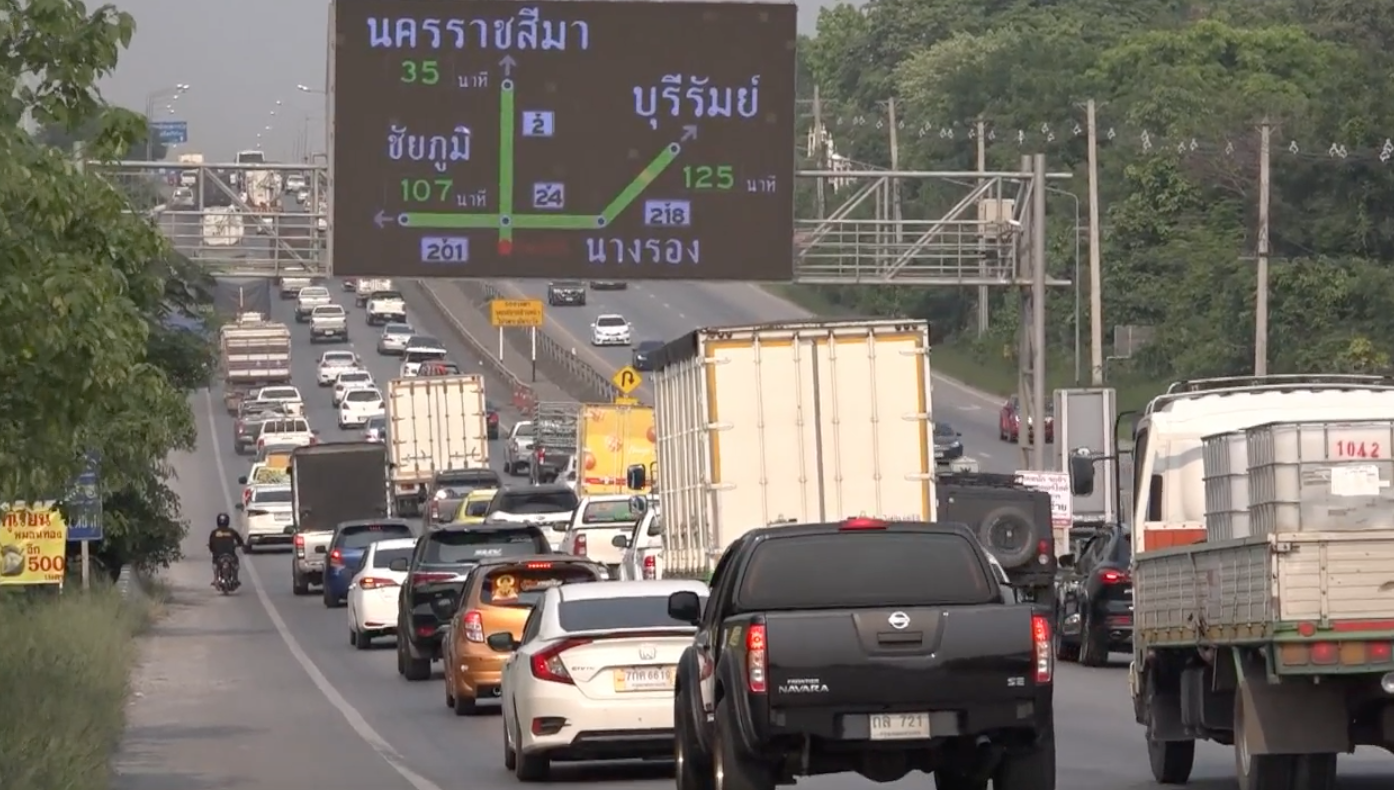 มิตรภาพช่วงสีคิ้วรถวิ่งหนาแน่นเต็ม 3 ช่องทางหลัก คนแห่กลับบ้านสงกรานต์ มิตรภาพช่วงสีคิ้วรถวิ่งหนาแน่นเต็ม 3 ช่องทางหลัก คนแห่กลับบ้านสงกรานต์