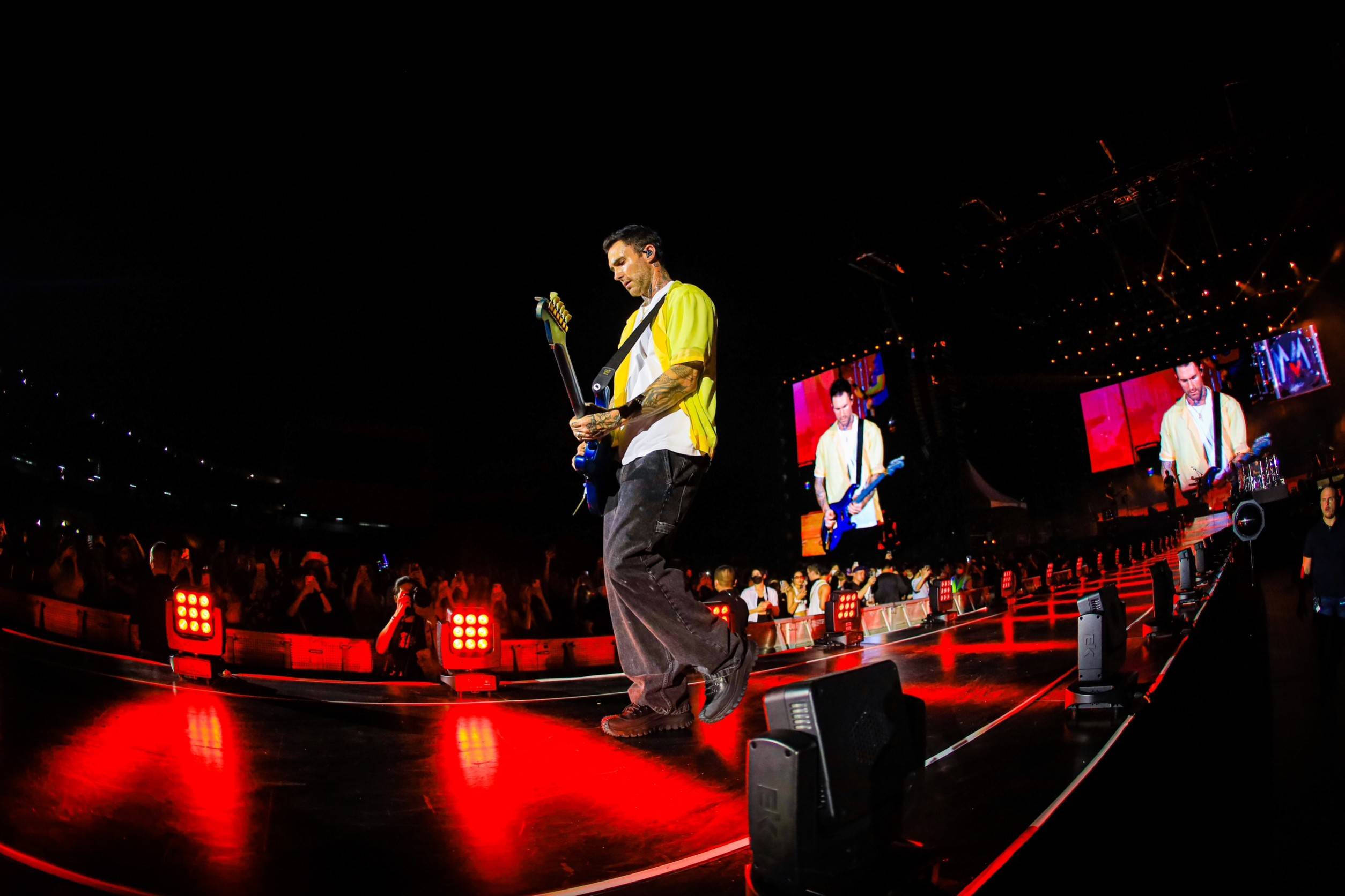 แฟนๆ ซูฮก!! ‘Adam Levine’ ท็อปฟอร์มในโชว์ Maroon 5 ครั้งที่ 6 ในไทย แฟนๆ ซูฮก!! ‘Adam Levine’ ท็อปฟอร์มในโชว์ Maroon 5 ครั้งที่ 6 ในไทย