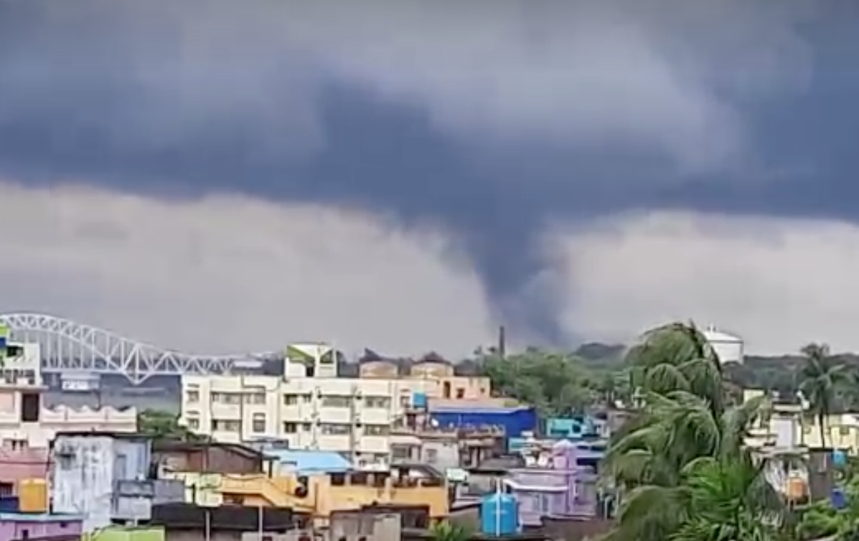 โซเชียลแพร่ภาพสุดสะพรึง “ทอร์นาโด” ลูกใหญ่พัดถล่มอินเดีย
