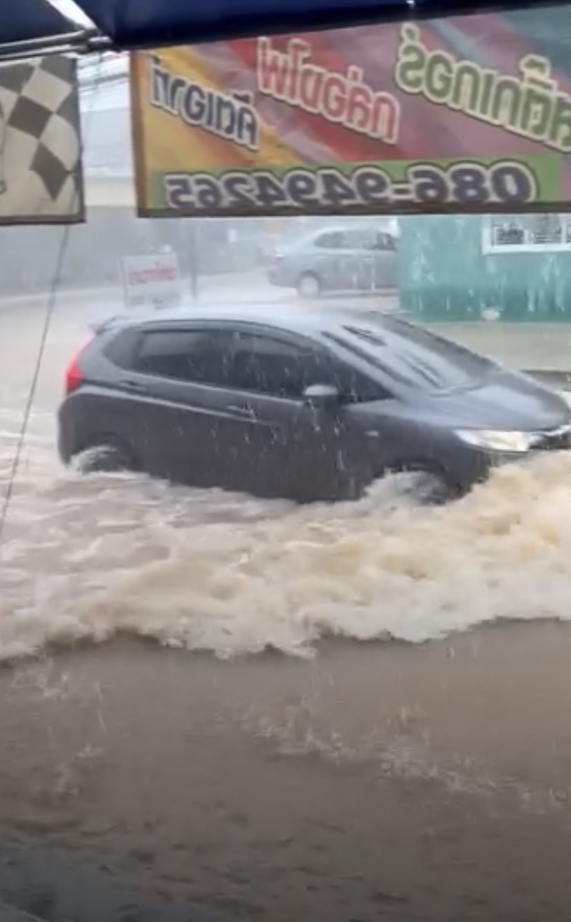 ฝนถล่มโคราช! น้ำท่วมหลายพื้นที่ บางจุดเกือบท่วมล้อรถยนต์ รถเล็กสัญจรลำบาก 