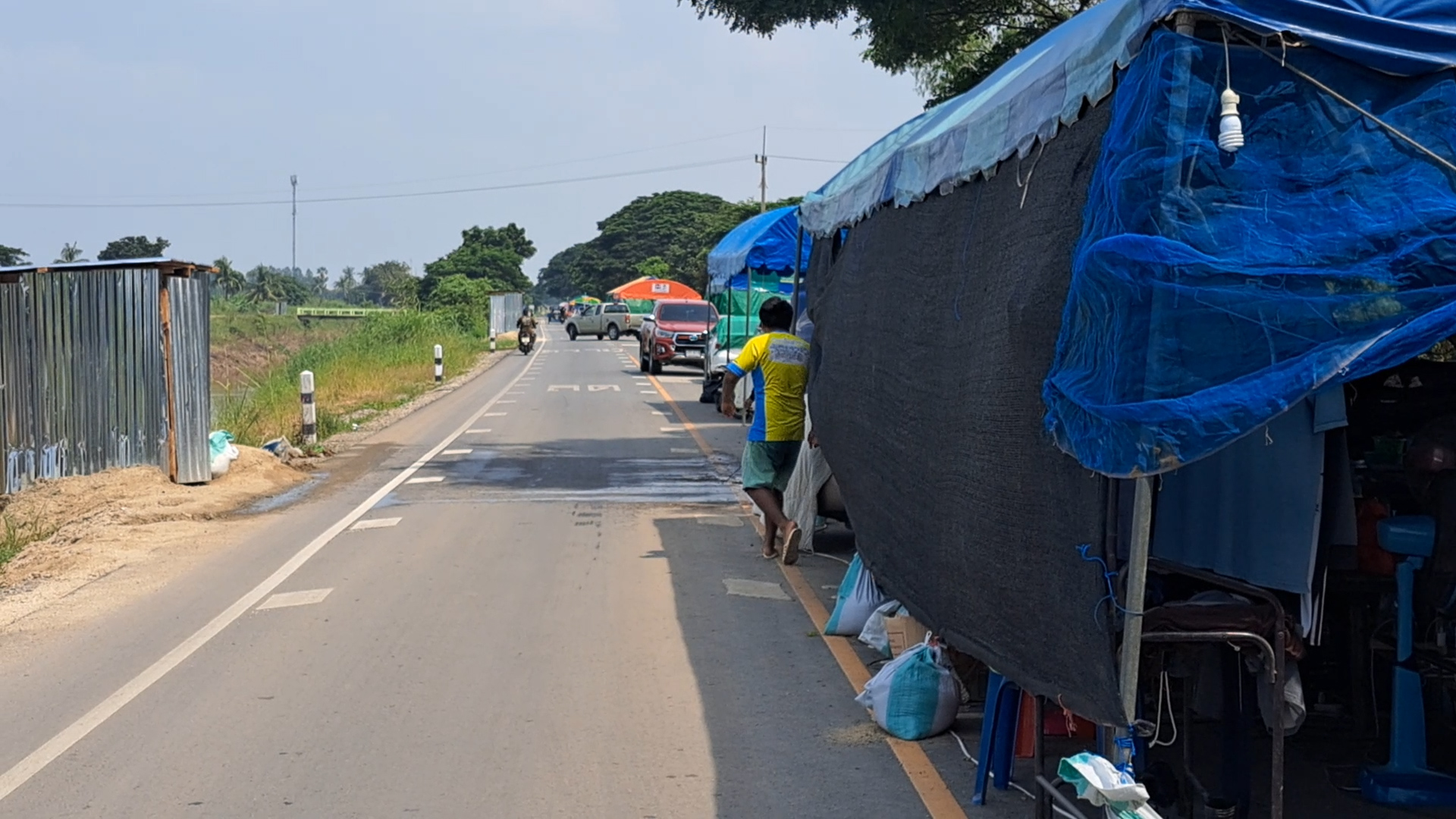 เขื่อนเจ้าพระยา ล่าสุดเตือน ธงเหลือง ชาวบ้านนอนริมถนนกว่าพันครอบครัว เขื่อนเจ้าพระยา ล่าสุดเตือน ธงเหลือง ชาวบ้านนอนริมถนนกว่าพันครอบครัว