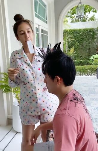 ยอดคุณแม่!! เนย โชติกา โชว์สกิลตัดผมให้สามีและลูกชาย ในยุคโควิด-19