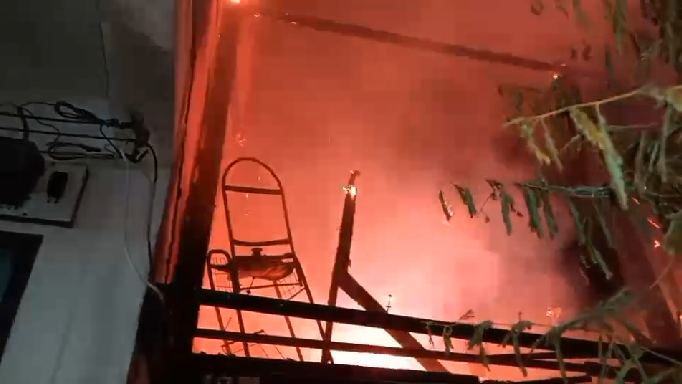 ระทึก! ไฟไหม้ชุมชนในซอยสุขสวัสดิ์ 52 เสียหาย 7 หลัง เจ็บ 3 ราย ระทึก! ไฟไหม้ชุมชนในซอยสุขสวัสดิ์ 52 เสียหาย 7 หลัง เจ็บ 3 ราย