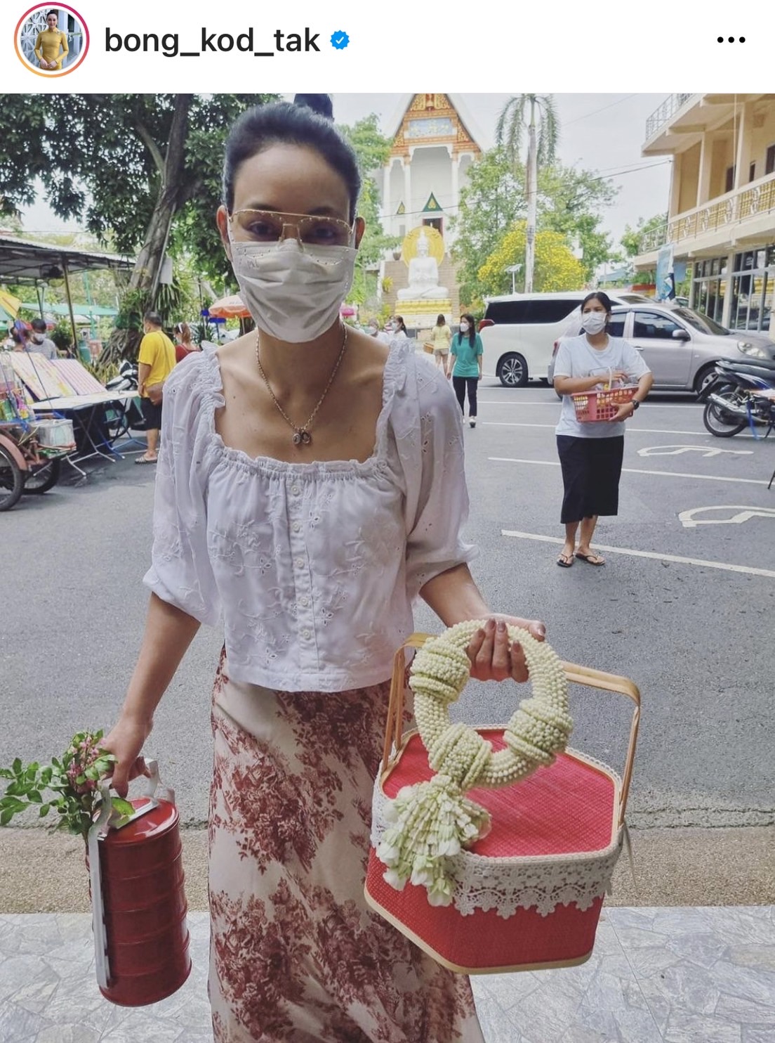 ตั๊ก บงกช และ เหล่าคนดัง ชวนทำบุญวันพระใหญ่ วันวิสาขบูชา