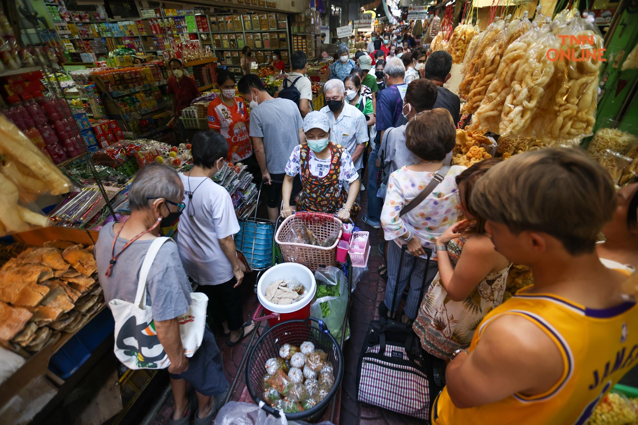 วันจ่ายเยาวราชคึกคัก ชาวไทยเชื้อสายจีนเลือกซื้อของไหว้ตรุษจีน