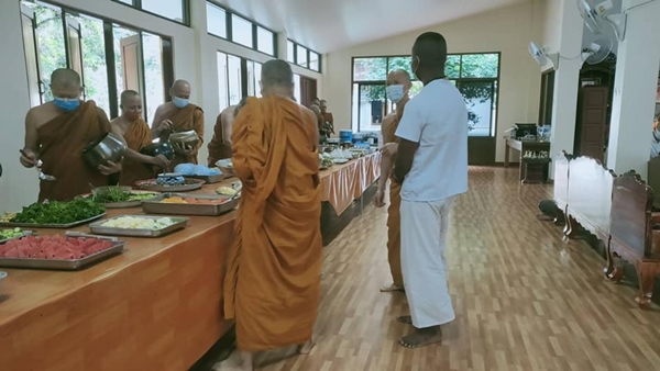 บัวขาว ปฏิบัติธรรมในวันเกิด