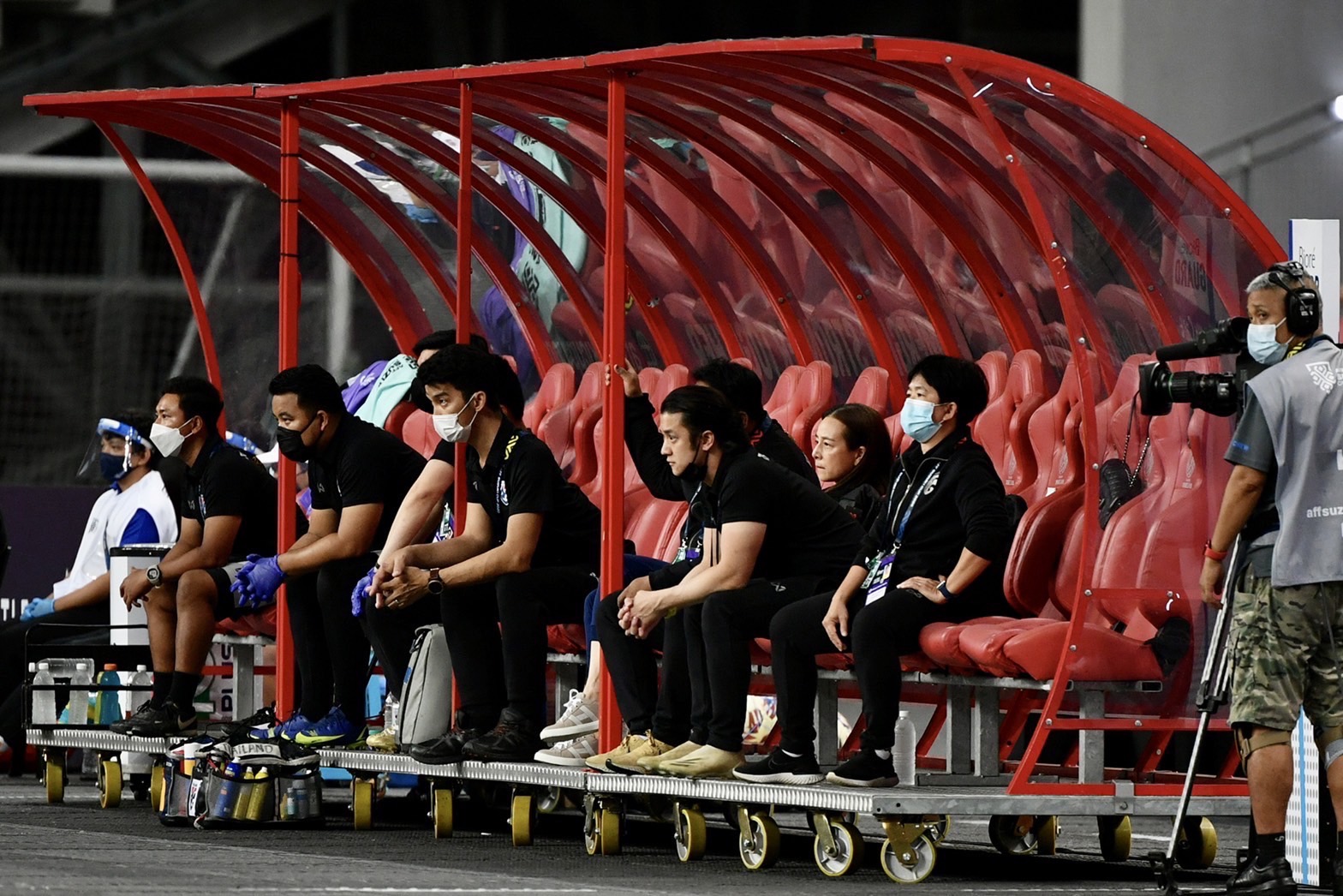 รวมภาพ 'มาดามแป้ง' กับทบาท 'ผจก.ทีมชาติไทย' นัดเอาชนะเวียดนาม 2-0