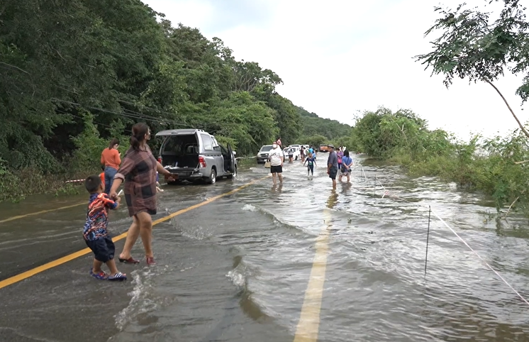 ปิดถนนรอบ เขื่อนอุบลรัตน์ หลังน้ำท่วมสูงกว่า 50 ซม.