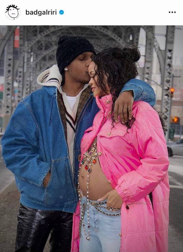 หรือจะท้องแฝด?!! แฟนๆ แห่เดาหลัง ‘ริฮานน่า’ อวดครรภ์ให้เห็นเต็มๆ หรือจะท้องแฝด?!! แฟนๆ แห่เดาหลัง ‘ริฮานน่า’ อวดครรภ์ให้เห็นเต็มๆ