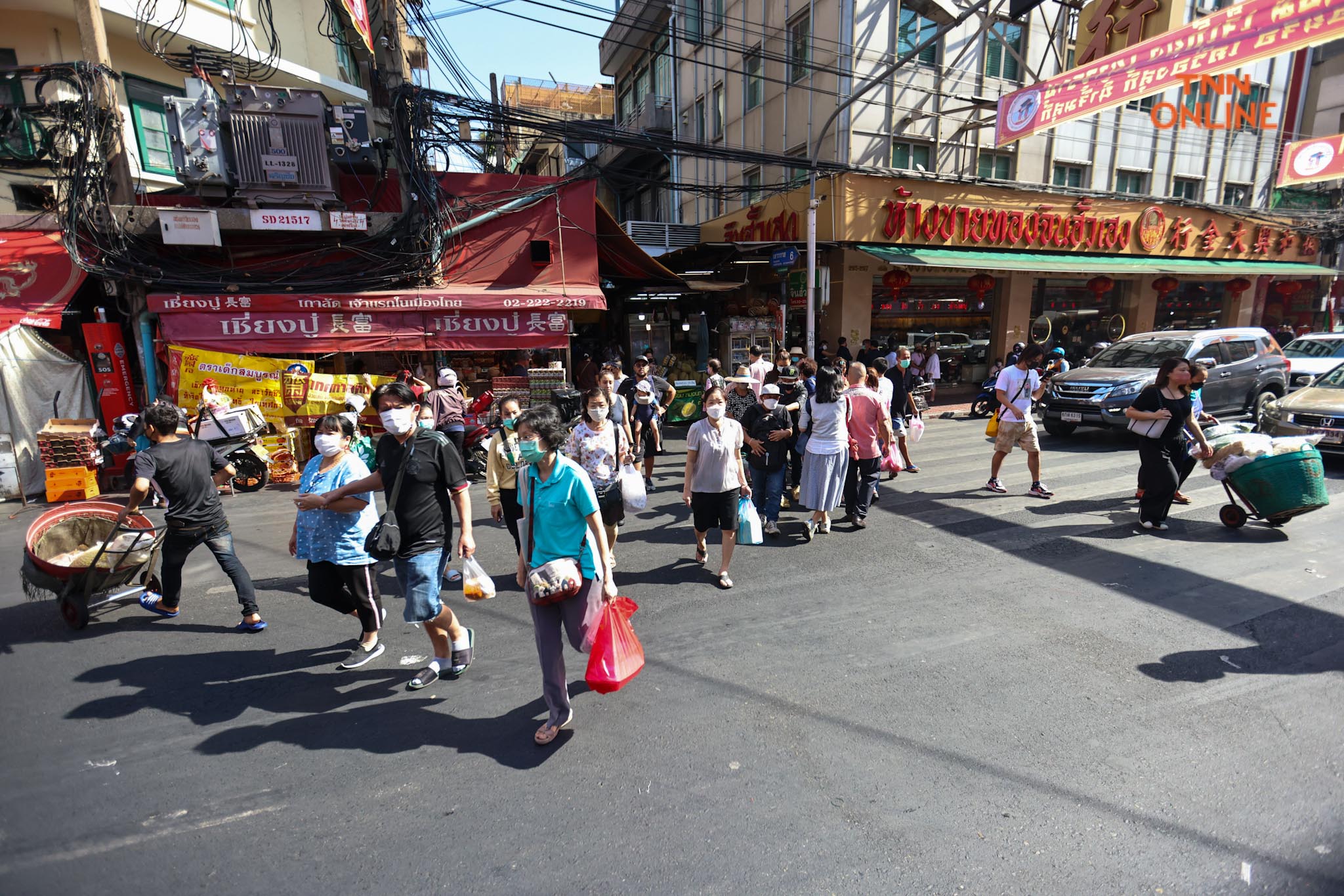 วันจ่ายเยาวราชคึกคัก ชาวไทยเชื้อสายจีนเลือกซื้อของไหว้ตรุษจีน วันจ่ายเยาวราชคึกคัก ชาวไทยเชื้อสายจีนเลือกซื้อของไหว้ตรุษจีน