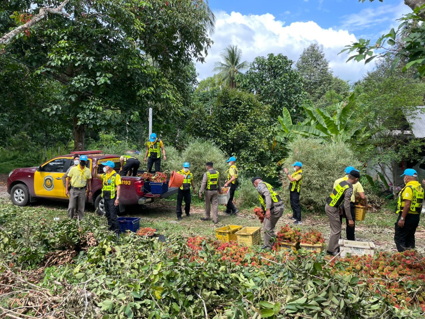 “ส่งต่อความสุข”ตร.ช่วยสองต่อ เกษตรกร-บุคลากรแพทย์ “ส่งต่อความสุข”ตร.ช่วยสองต่อ เกษตรกร-บุคลากรแพทย์