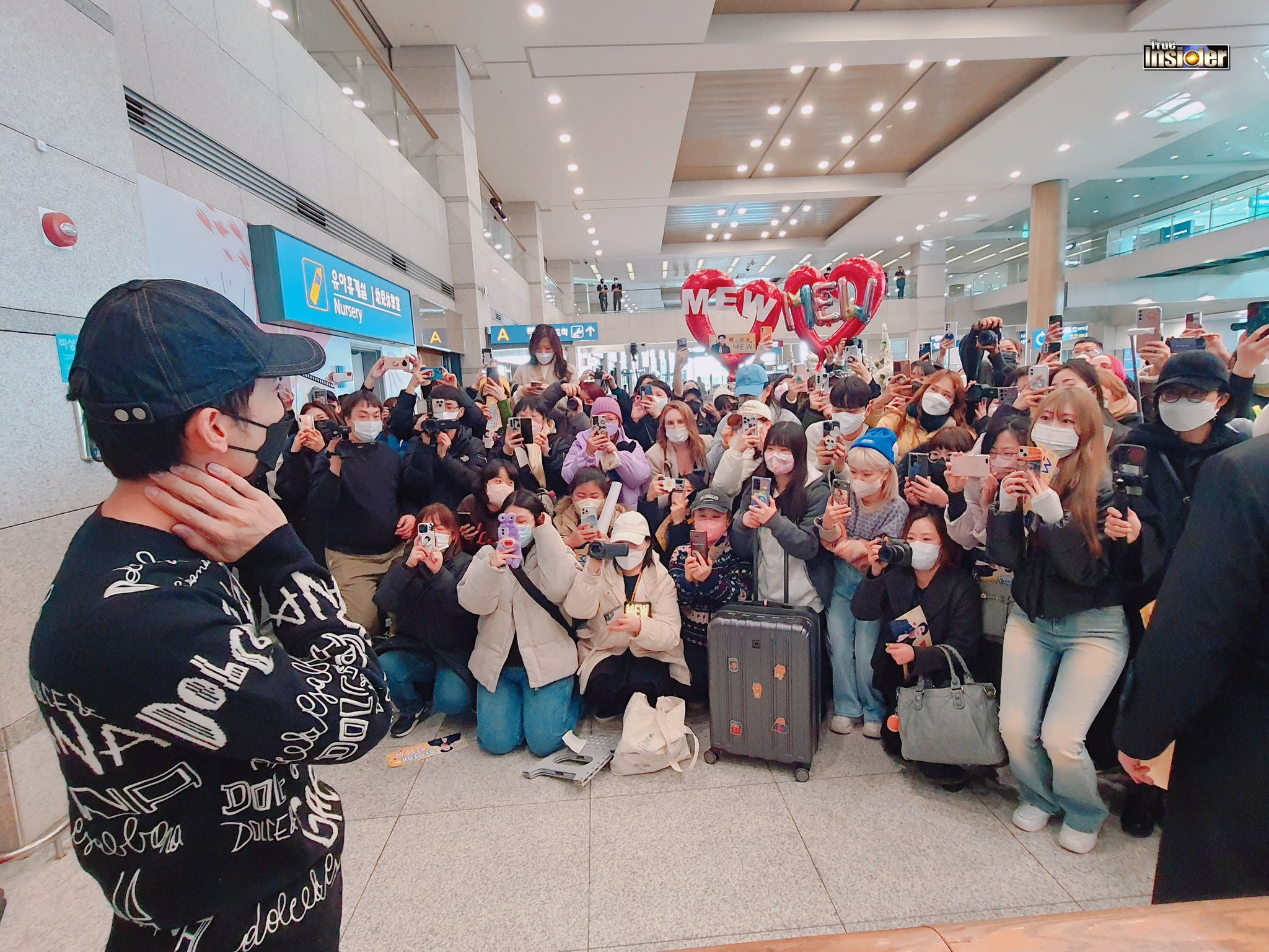 มิว ศุภศิษฏ์ เดินทางจัดแฟนมีตติ้งที่เกาหลี แฟนคลับต้อนรับล้นสนามบิน