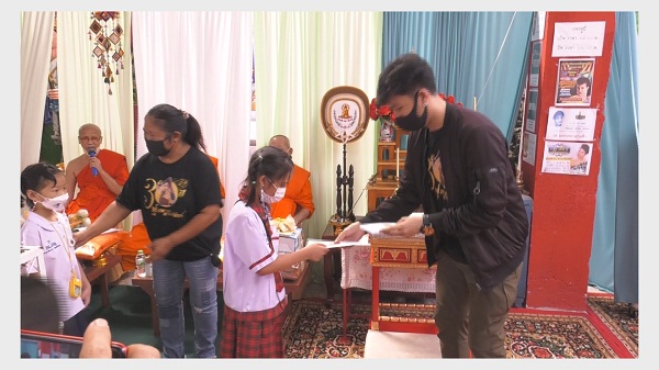 ครอบครัว พุ่มพวง ดวงจันทร์ มอบทุนการศึกษา 30 ทุน   (มีคลิป) 