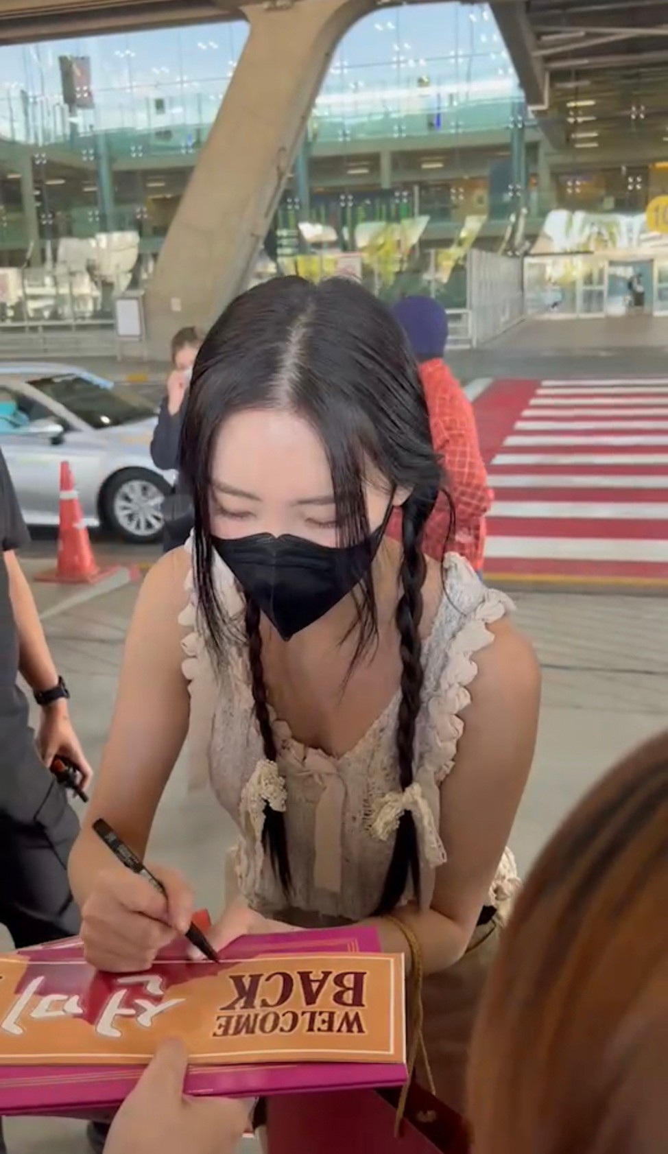 ถึงไทยแล้ว! ซานดาร่า-ซอนมี บินลัดฟ้าร่วมงานเคาท์ดาวน์ที่พัทยา