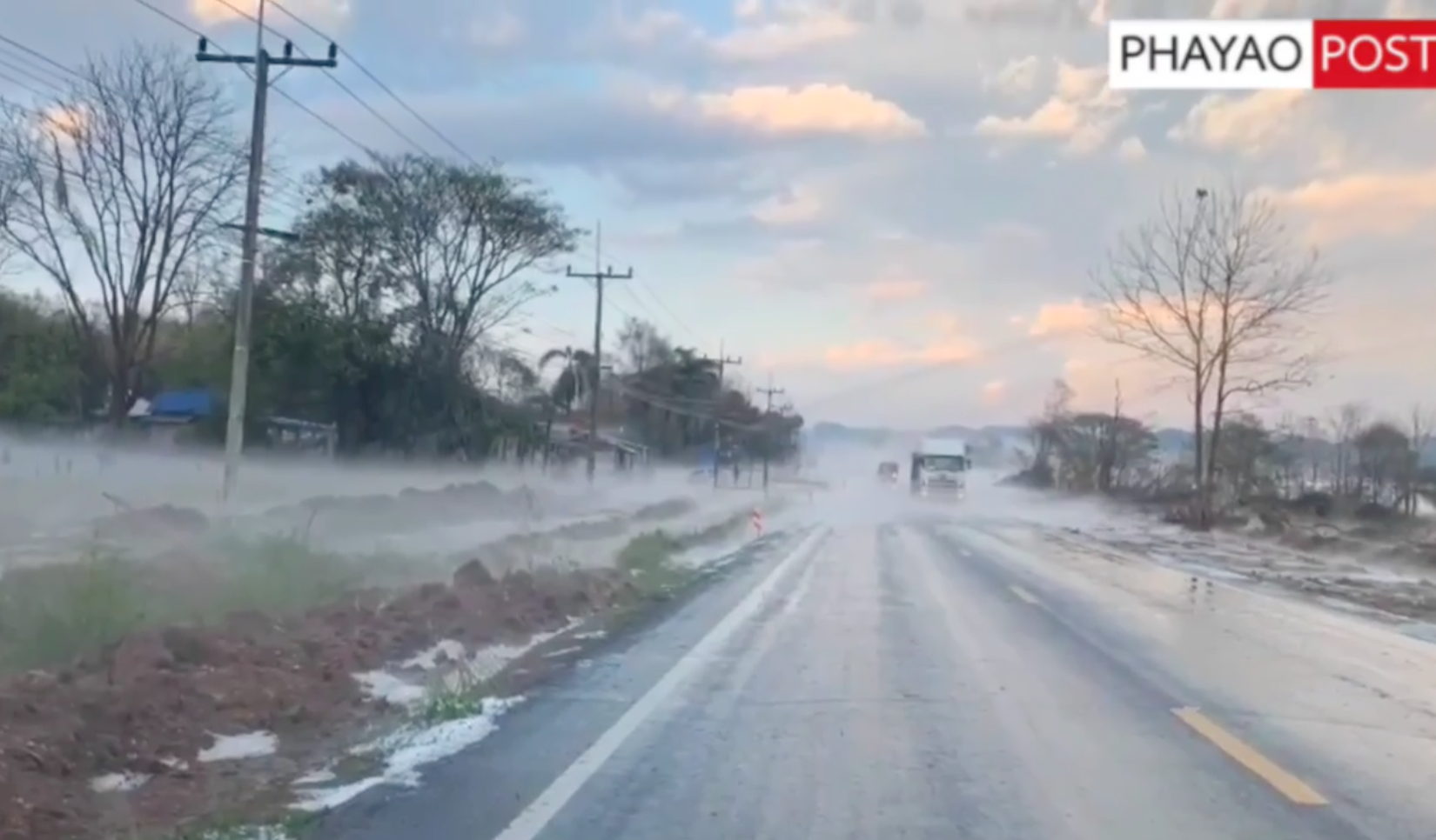 ชาวเน็ตแชร์! พายุลูกเห็บถล่มพะเยา ขาวโพลนราวกับหิมะตกในต่างประเทศ ชาวเน็ตแชร์! พายุลูกเห็บถล่มพะเยา ขาวโพลนราวกับหิมะตกในต่างประเทศ