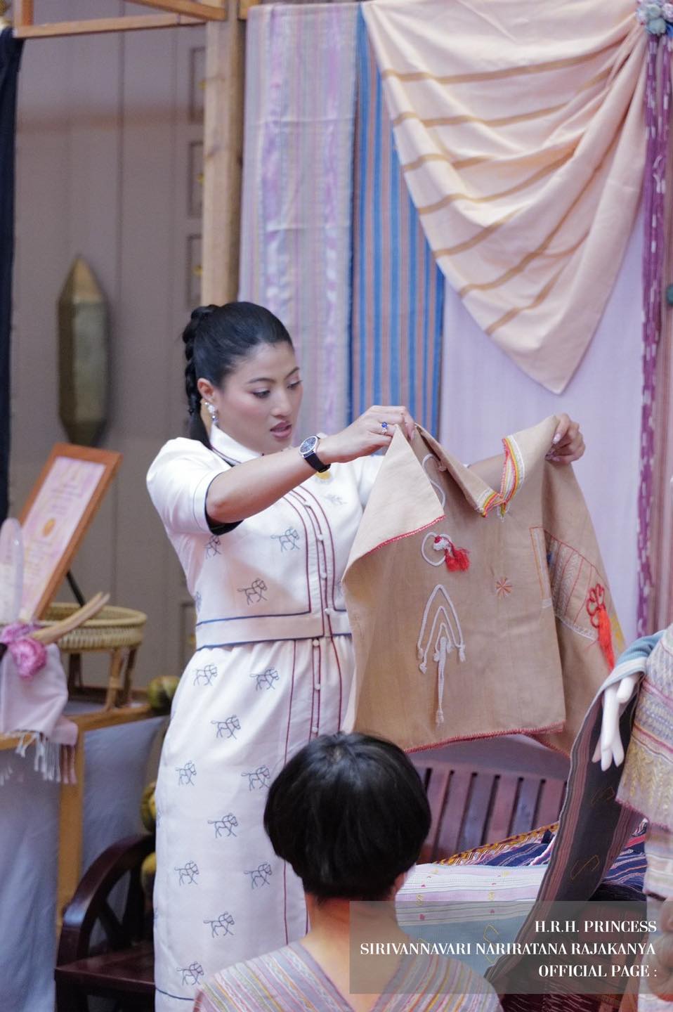 เจ้าฟ้าสิริวัณณวรี เสด็จไปทอดพระเนตรการจัดแสดงและจำหน่ายผลิตภัณฑ์ผ้าและงานหัตกรรมภาคกลาง เจ้าฟ้าสิริวัณณวรี เสด็จไปทอดพระเนตรการจัดแสดงและจำหน่ายผลิตภัณฑ์ผ้าและงานหัตกรรมภาคกลาง