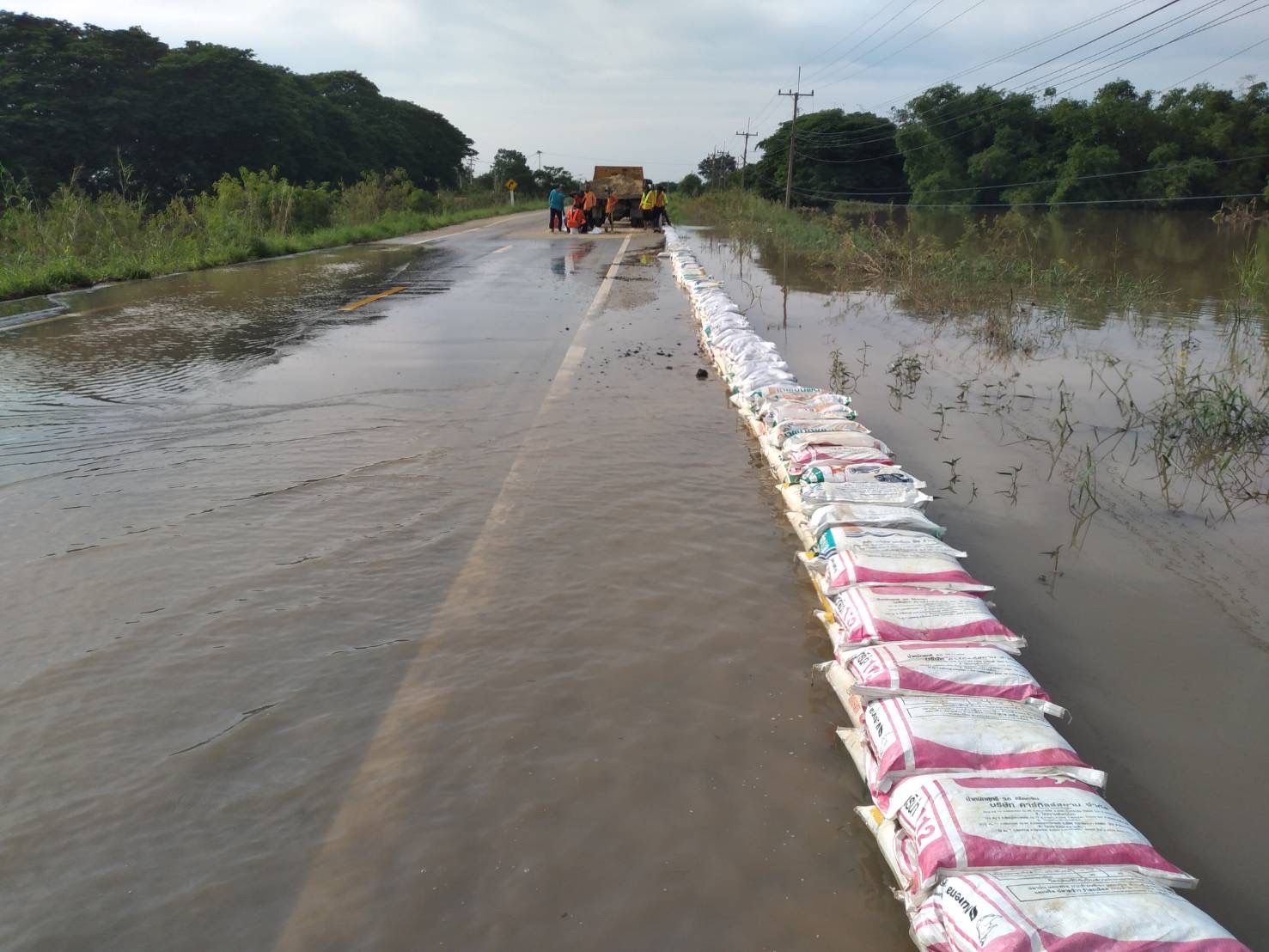 น้ำท่วมหนัก! 18 จังหวัด รถยนต์สัญจรไม่ได้ 28 สายทาง น้ำท่วมหนัก! 18 จังหวัด รถยนต์สัญจรไม่ได้ 28 สายทาง