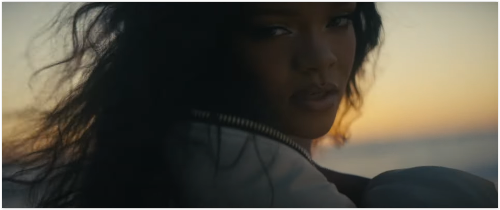 “Rihanna” เปิดตัว MV งานเดี่ยวเพลงแรกในรอบ 6 ปี “Lift Me Up”