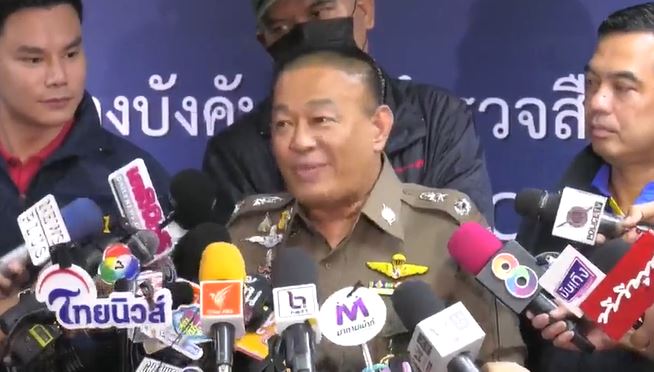 แอนนา  เดินทางเข้าพบตำรวจ รับทราบ 2 ข้อกล่าวหา 