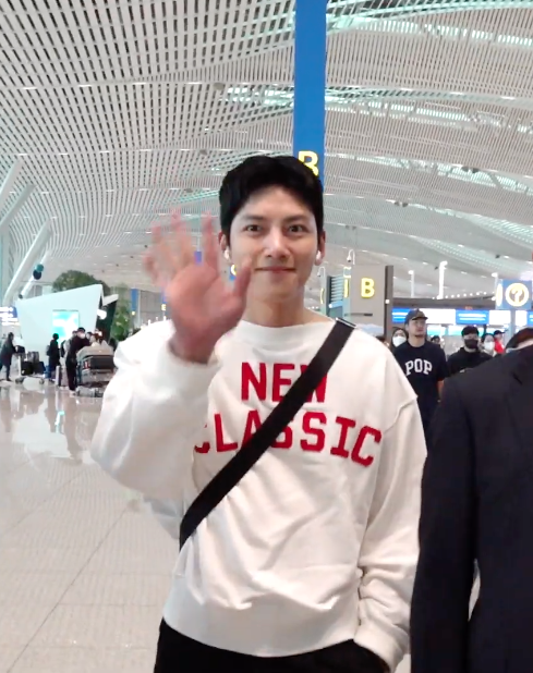 'อุคจ๋า' มาแล้ว!! เปิดลุค 'จีชางอุค' หล่อคูลที่สนามบินก่อนลัดฟ้าจัดแฟนมีตไทยรอบ 6 ปี 'อุคจ๋า' มาแล้ว!! เปิดลุค 'จีชางอุค' หล่อคูลที่สนามบินก่อนลัดฟ้าจัดแฟนมีตไทยรอบ 6 ปี