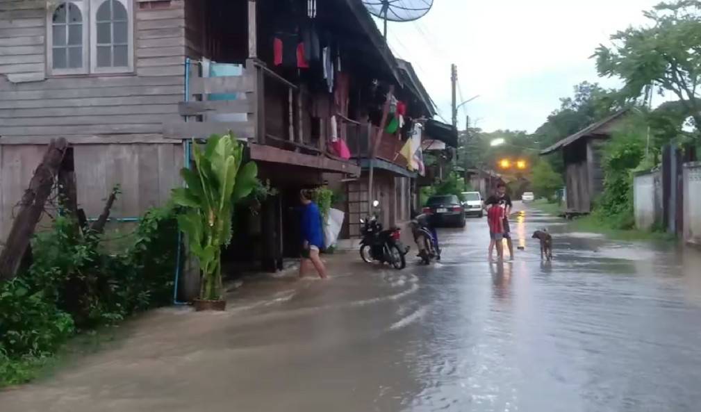 ฝนถล่มปราจีนบุรี! น้ำป่าเขาใหญ่ เอ่อท่วมตลาดเก่ากบินทร์บุรี ฝนถล่มปราจีนบุรี! น้ำป่าเขาใหญ่ เอ่อท่วมตลาดเก่ากบินทร์บุรี