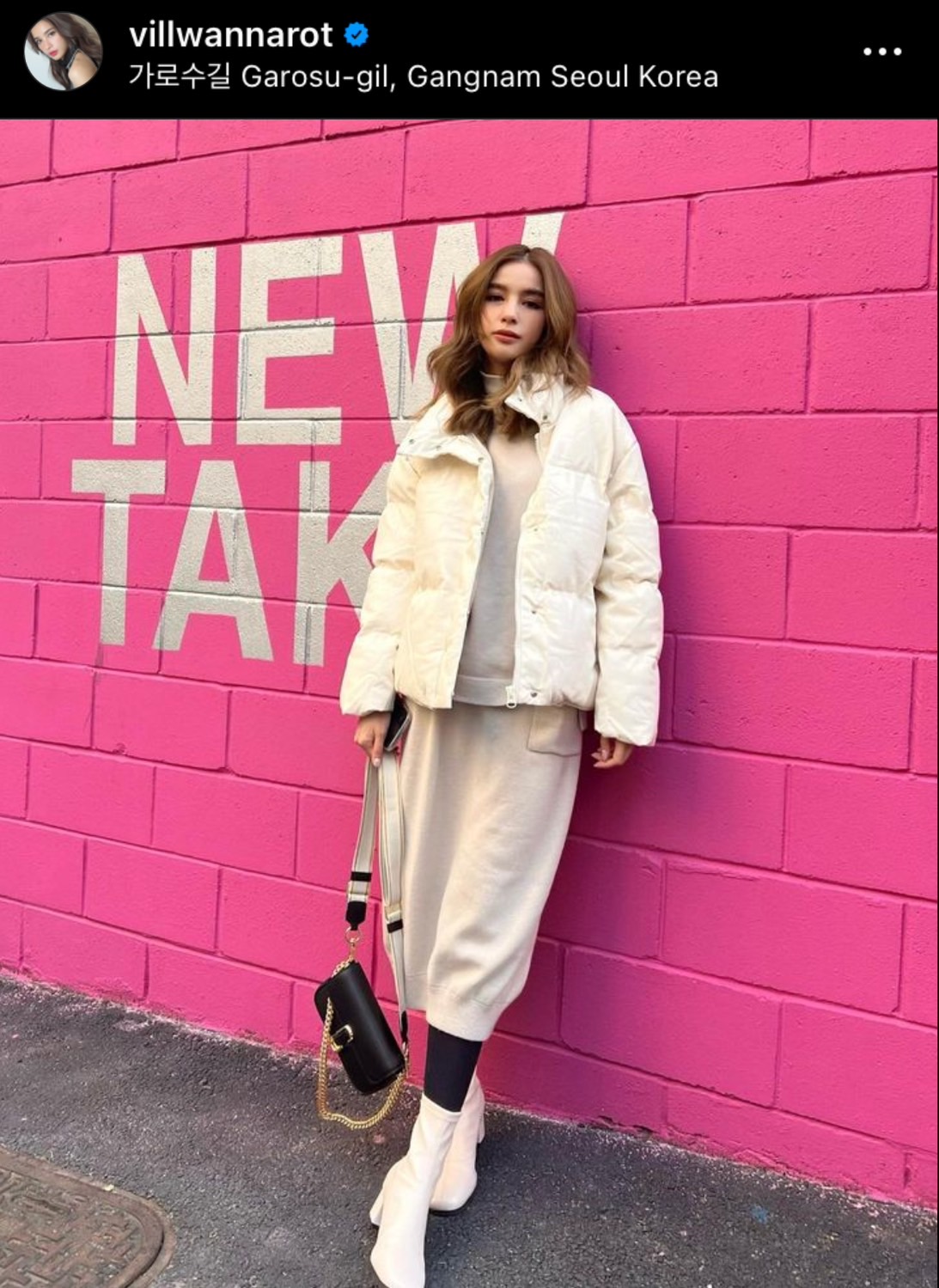 วิว วรรณรท ร่วมวางดอกไม้ ไว้อาลัยเหตุโศกนาฏกรรมที่อิแทวอน วิว วรรณรท ร่วมวางดอกไม้ ไว้อาลัยเหตุโศกนาฏกรรมที่อิแทวอน