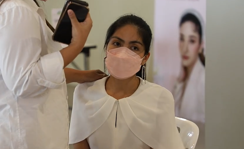 กระติก หอบดอกไม้ร่วมพิธีอาลัย แตงโม นิดา ที่คริสตจักรเสรีภาพกรุงเทพ