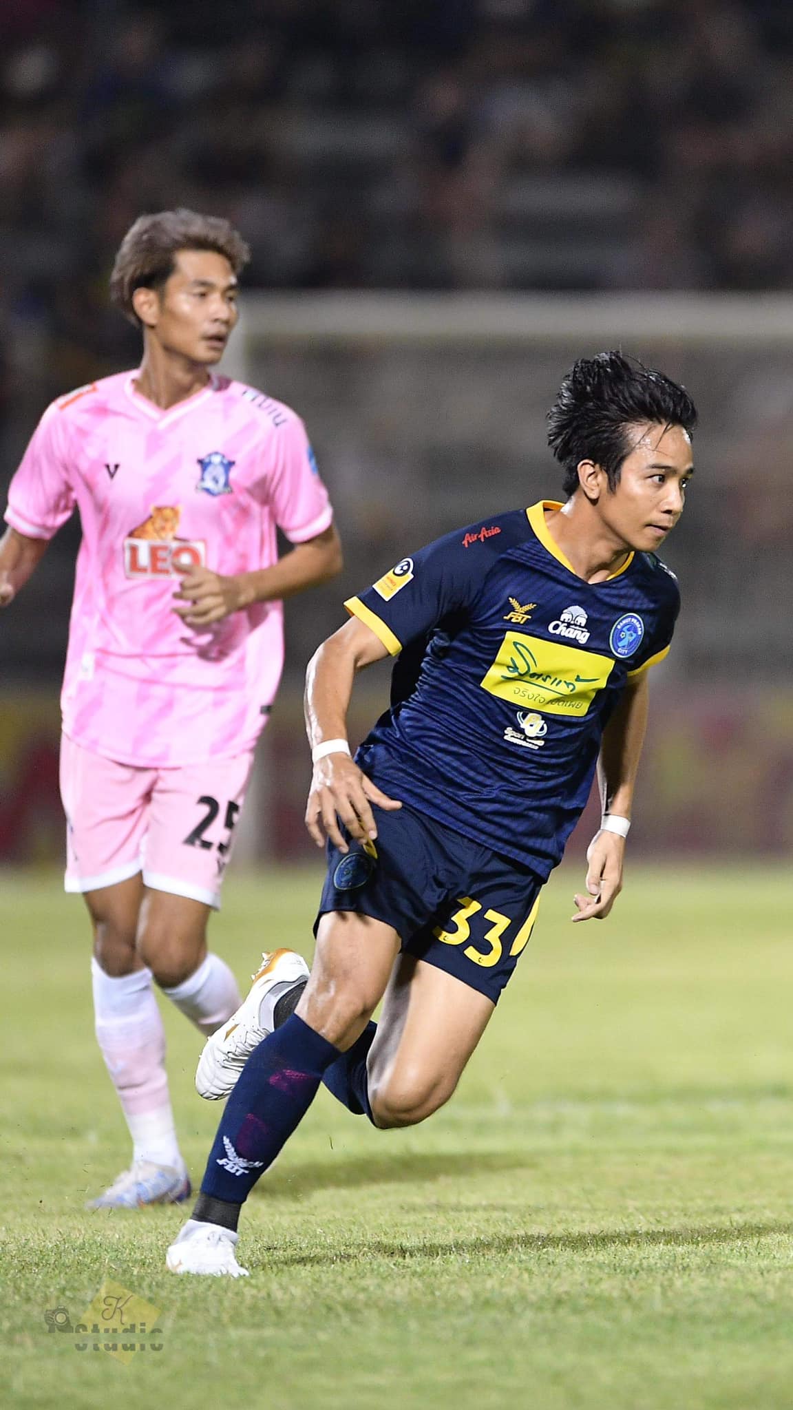 ก้อง ห้วยไร่  โชว์ลีลา ลงเตะฟุตบอล ไทยลีกครั้งแรก!! 