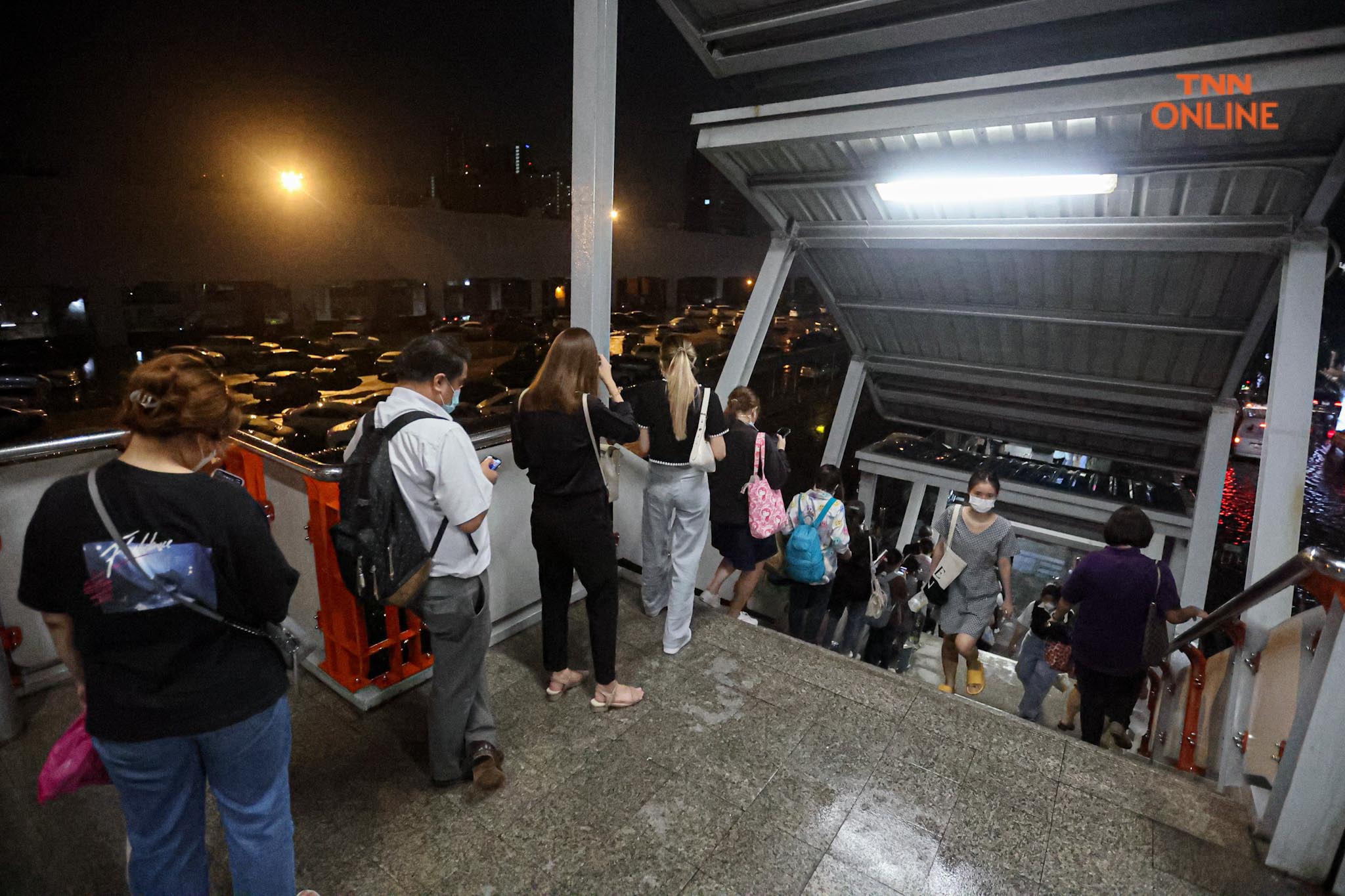 ฝนถล่มกรุง น้ำท่วมขัง บีทีเอส หมอชิต การสัญจรลำบาก ฝนถล่มกรุง น้ำท่วมขัง บีทีเอส หมอชิต การสัญจรลำบาก