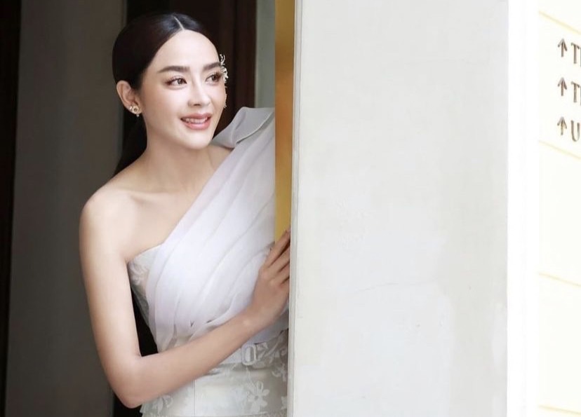 บรรยากาศสุดชื่นมื่น ปุยฝ้าย ควง ตาม เข้าพิธีหมั้น ครอบครัว-เพื่อนแห่ยินดี